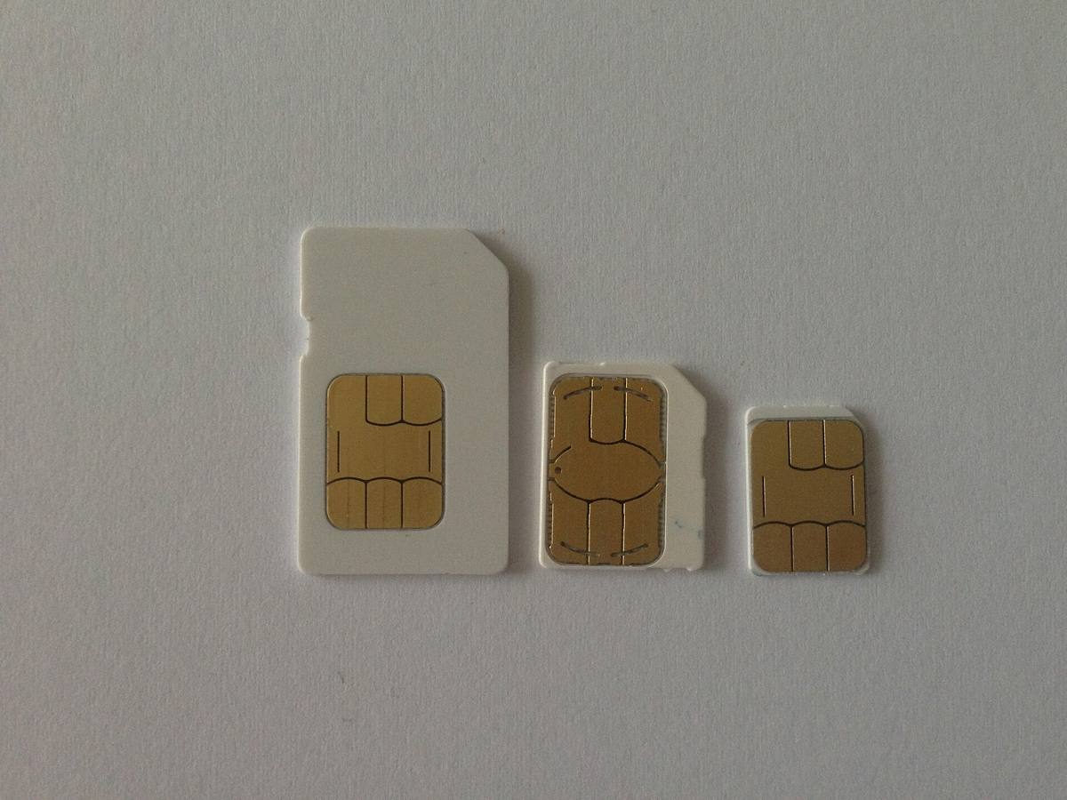 Mini-SIM, micro-SIM a nano-SIM vedle sebe na jedné vylamovací kartě
