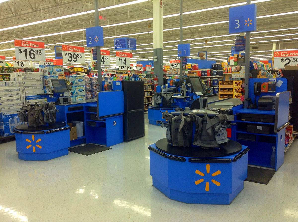 Řada pokladen v prodejně Walmart s běžícím pásem a terminály